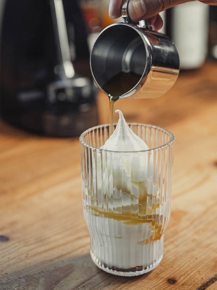 Caffè alla zucca con il gelato La base dei dolci autunnali: